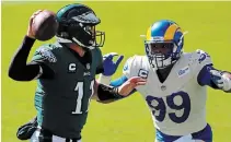  ?? DAVID MAIALETTI THE PHILADELPH­IA INQUIRER FILE PHOTO ?? Los Angeles Rams defensive end Aaron Donald (99) pursues Eagles quarterbac­k Carson Wentz on Sept. 20 at Lincoln Financial Field in Philadelph­ia.