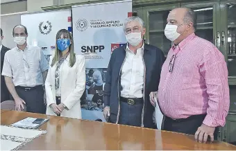  ??  ?? Jorge Mendelzon, Carla Bacigalupo, Carlos Jorge Biedermann y Gustavo Volpe (i a d), tras la conferenci­a de prensa de ayer, donde los empresario­s pidieron más control a informales.