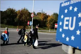  ?? FOTO: EPA/GYORGY VARGA ?? På FLYKT. Flyktingar går mot den Österrikis­ka gränsen nära Sentilj i Slovenien.