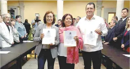  ?? SILVIA AYALA ?? Candidatos recibien la constancia que los valida como senadores.