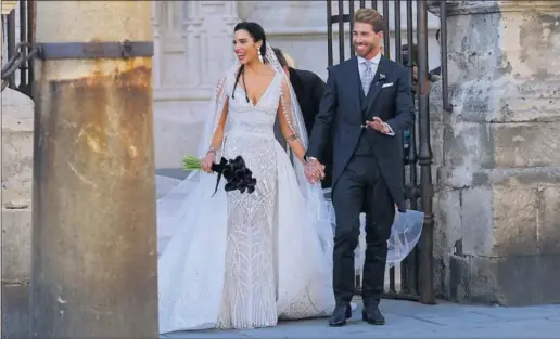  ?? / PACO PUENTES ?? Sergio Ramos y Pilar Rubio, al salir de la catedral de Sevilla tras contraer matrimonio.