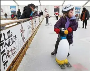  ??  ?? La patinoire, activité traditionn­elle de Lille Neige, a été agrandie.