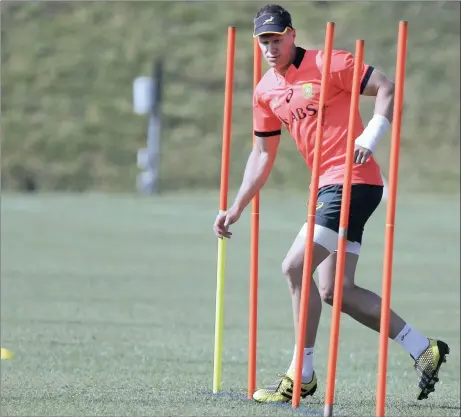  ?? Picture: KIM LUDBROOK, ?? THAT SILKY SIDESTEP:
Captain Jean de Villiers trains with the rest of the Springbok team in Johannesbu­rg yesterday.