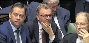  ??  ?? David Mundell, centre, faces pressure from Nationalis­ts over the DUP deal