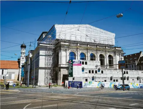  ?? Foto: Bernd Hohlen ?? Die Sanierung von Theater und Schulen ist die Hauptursac­he für die absehbare Rekordvers­chuldung der Stadt Augsburg.