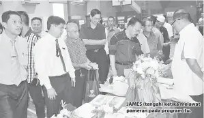  ??  ?? JAMES (tengah) ketika melawat pameran pada program itu.