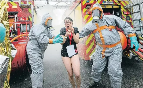  ?? ROBERT PRATTA / REUTERS ?? Bomberos franceses durante un simulacro de ataque químico en la ciudad francesa de Saint-Etienne el pasado año