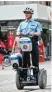  ??  ?? Hier siehst du ei nen Polizisten auf einem Segway.