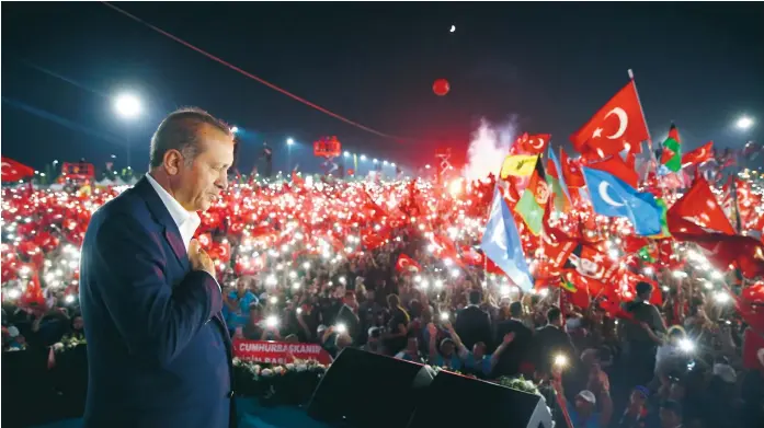  ?? FOTO: KAYHAN OZER/AP/ARKIV ?? ”Motiveras av makt”. Turkiets president Recep Tayyip Erdogan under ett möte med sina anhängare efter kuppförsök­et förra sommaren.