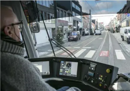  ?? FOTO DIRK KERSTENS ?? De tram rijdt opnieuw over de Herentalse­baan. Vanaf zaterdag kan iedereen weer opstappen.