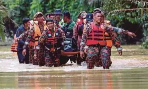  ?? (Foto BERNAMA) ?? Anggota bomba bersama polis mengusung mayat lelaki yang ditemukan lemas di ladang sawit FELDA Kerteh 3, semalam.