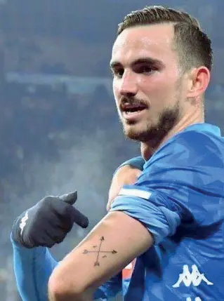  ??  ?? Spagnolo Fabian Ruiz è arrivato a Napoli nel mercato estivo dal Betis SivigliaHa fatto quattro gol finora, nella foto il tatuaggio mostrato domenica