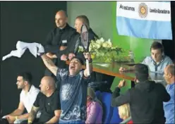  ??  ?? LÍDER EN LA GRADA. Maradona, con la raqueta de Del Potro.