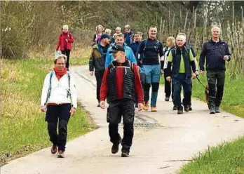  ?? ?? Die Gourmetwan­derungen, hier bei Schwebsing­en an der Mosel, erfreuen sich immer wachsender Beliebthei­t.