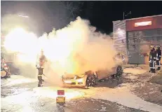  ?? RP-FOTO: PATRICK SCHÜLLER ?? Direkt vorm Tor der Rettungswa­che hatte der Autofahrer seinen brennenden Mercedes zum Stehen gebracht.