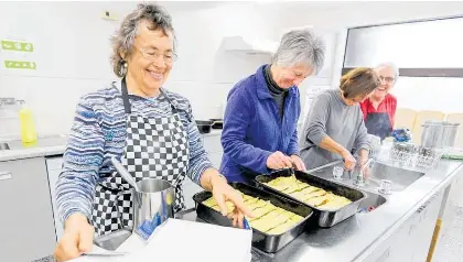  ?? Photos / Warren Buckland ?? Volunteers in the kitchen, Ruth (left), Cindy, Carol, and Elsie at Tait Drive Community Hall free community Monday lunch and activities for the elderly in Napier.