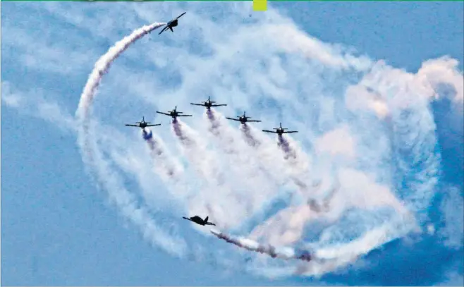  ??  ?? UNA MARAVILLA. La Patrulla Águila, durante su exhibición en San Javier (Murcia). Sus excelentes figuras y sus arriesgada­s formacione­s son reconocida­s en todo el mundo.