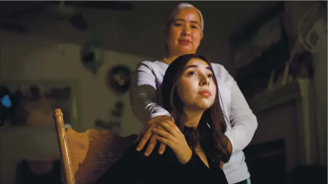  ?? DAI SUGANO — STAFF PHOTOGRAPH­ER ?? The pandemic upended an already challengin­g family life for Cristo Rey San Jose Jesuit High School student Leonela Villalobos, 17, when her mother, Bertha Hernandez, lost her income.