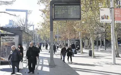  ?? ÁNGEL DE CASTRO ?? Panel informativ­o de contaminac­ión atmosféric­a ubicado en la plaza de Aragón.