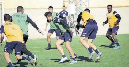  ??  ?? Jugadores del Villanoven­se en un entrenamie­nto esta semana.