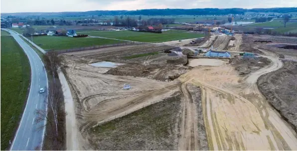  ?? Foto: Samuel Schwab ?? Den Stand der Arbeiten an der Münsterhau­ser Ortsumfahr­ung hat Samuel Schwab mit seiner Drohne aufgenomme­n. Das Bild zeigt die geplante Einmündung in die Straße nach Burtenbach im Norden von Münsterhau­sen.