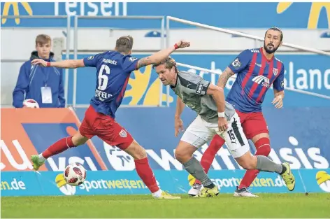  ?? FOTO: STEFAN BRAUER ?? Die beiden Uerdinger Kevin Großkreutz (und Dominic Maroh nehmen Ronny König vom FSV Zwickau in ihre Mitte.KFC-Trainer Stefan KrämerFSV-Trainer Joe EnochsKFC-Manager Niko Weinhart