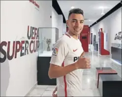  ??  ?? PRESENTACI­ÓN. Munir posa feliz como nuevo jugador del Sevilla.