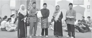  ??  ?? KASIM (tengah) menyampaik­an sijil penyertaan kepada peserta khatam al-Quran. Turut kelihatan Salmiah (dua kanan).