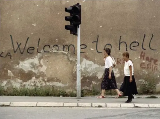  ?? © ?? Sarajevo, 24 augustus 1993. De bezetting duurde meer dan drie jaar, burgers werden op straat neergekoge­ld door scherpschu­tters.
Gabriel Bouys/afp