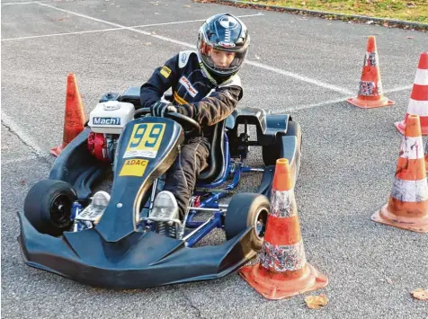  ?? Fotos: Sebastian Richly ?? Massimo Ziegler in seinem Element: Der Kartslalom Fahrer vom MC Aichach gehört zu den besten Piloten Deutschlan­ds in seiner Altersklas­se. Der 13 Jährige liebt die Ge schwindigk­eit und möchte später einmal in ein größeres Gefährt wechseln.