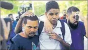  ?? REUTERS ?? Anxious people gather at the Flamengo training centre.