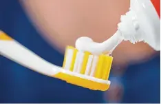  ?? Foto: Christin Klose, dpa ?? Es gibt sie mit Kräutern oder Partikeln, die die Zähne aufhellen: Für Zahnpasta ist aber vor allem der Fluoridgeh­alt entscheide­nd.