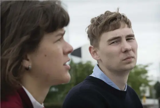  ?? FOTO: NIKLAS TALLQVIST ?? Linn Arola och Nils Kåll studerar och jobbar vanligtvis vid sidan av studierna. Coronaviru­set lade Arolas jobb på is medan Kålls nygrundade företag fick en ordentlig kalldusch innan det hunnit komma i gång ordentligt.