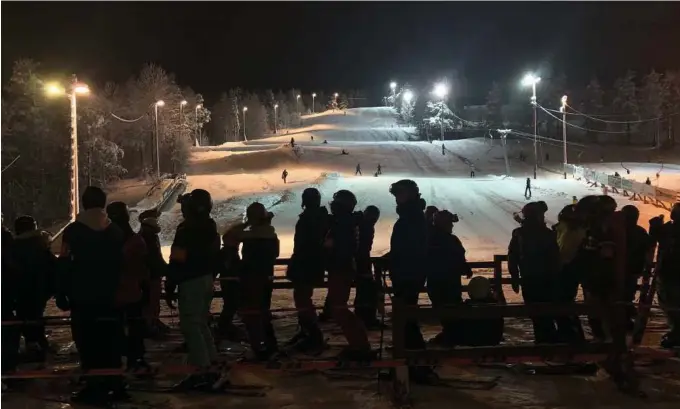  ?? FOTO: PÅL YNGVE BERG ?? ÅPNET: Det var kø i heisen da Vegårshei Ski- og Aktivitets­senter åpnet slalåmbakk­en onsdag 20. januar.