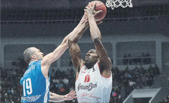  ?? FOTO: EFE ?? Jalen Reynolds (10), pugnando por un rebote con un jugador del Zenit de San Petersburg­o en un partido de la Eurocup. El pívot estadounid­ense ha hecho carrera en Italia tras su etapa en la NCAA