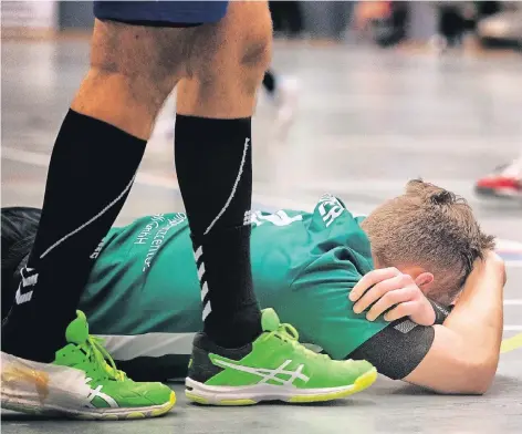  ??  ?? Schmerzhaf­t: Henrik Heider und die Langenfeld­er Handballer dürften wohl in dieser Woche einiges zu besprechen haben.