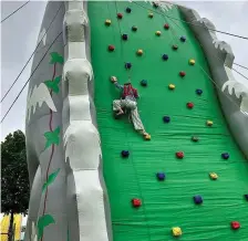  ?? FOTO: MARIA HÄFER ?? Mila an der Kletterwan­d: Die Elfjährige kletterte zum ersten Mal und schafft es auf Anhieb bis zur Mitte.