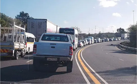  ?? Photo: CX traffic alerts ?? Cars were backed up for many kilometers as the N2 east of the Knysna CBD at Nekkies remained closed on Saturday for three hours between 16:15 to 19:15.