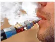  ??  ?? FOTO: GENTSCH/DPA Rund ein Prozent der Luxemburge­r rauchen E-Zigarette.