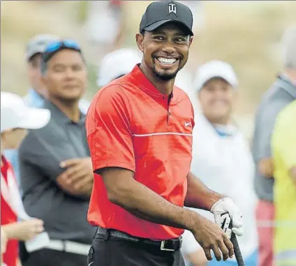  ?? FOTO: AP ?? Vuelve a sonreir Tiger Woods se ha recuperado de la cuarta operación de espalda desde 2014 y juega el torneo de su fundación en Nassau