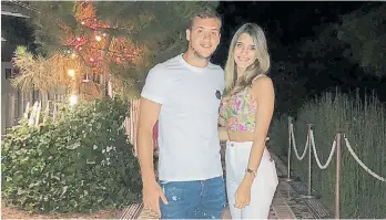  ??  ?? En pareja. Valentín tiene a Antonella, su novia, como uno de los pilares en su vida.