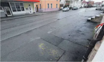  ?? FOTO: THOMAS WARNACK ?? Spuren eines Großeinsat­zes der Rettungsdi­enste und der Polizei in der Beizkofer Straße in Mengen. Im Bereich einer Gaststätte kam es zu einer tödlichen Messeratta­cke.