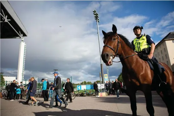  ?? Foto: lEHtIKUVA / ANNI REENPÄÄ ?? väcker respekt. En ridande polis syns på långt håll. Det är en fördel när man vill visa polisiär styrka, säger överkonsta­pel Henrik Westerberg.