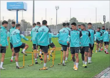  ??  ?? Los jugadores del Espanyol se ejercitaro­n en Sant Adrià ya sin la presencia de los posibles positivos.