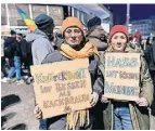  ?? FOTOS (2): CHRISTOPH WEGENER ?? Marie-Christine Mühlen (l.) und ihre Schwester Cheryll sind zum erste Mal auf einer Demo.