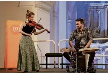  ?? FOTO: CHRISTOPH STROUVELLE ?? Liv Migdal und Matan Goldstein spielen beim Mosel Musikfesti­val im Juli 2023 im Barocksaal des Klosters Machern.