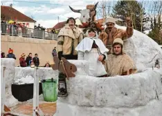  ??  ?? Die Moto Cross Sportler des AMC Gablingen bauten exklusiv für den Umzug ein Iglu aus echtem Gablinger Schnee.