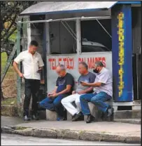  ??  ?? No Bairro Palmares, um dos cinco com disseminaç­ão mais intensa de janeiro a abril, taxistas conversam sem proteção em ponto de parada