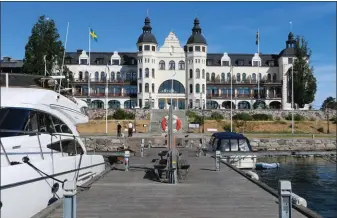  ??  ?? La majestueus­e façade du Grand Hotel Saltsjöbad­en fait face aux pontons de cette station balnéaire huppée.