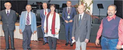  ?? FOTO:GERD MÄGERLE ?? Oberbürger­meister Norbert Zeidler (Dritter v. r.) verlieh am Freitag die Bürgerurku­nde der Stadt an (vorne v. l.) Adam Zirk, Alfons Siegel, Karin Walter, Helmut Engel und Josef Prinz. Mit auf dem Foto ist auch Festredner Christoph Palmer (Dritter v. l.).